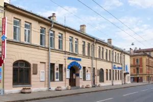 Архитектурный вид общественного здания с протяжённым двухэтажным фасадом