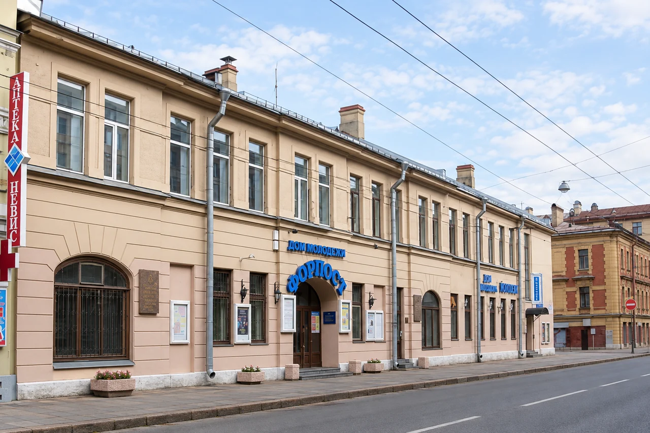 Архитектурный вид общественного здания с протяжённым двухэтажным фасадом